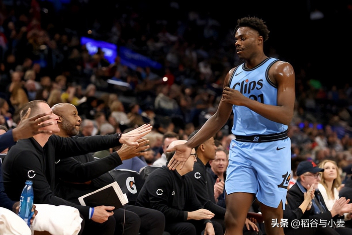 包含NBA常规赛转会期再迎强敌，洛杉矶快船防线松动，主帅态度——气氛紧张，身体对抗强度拉满的词条